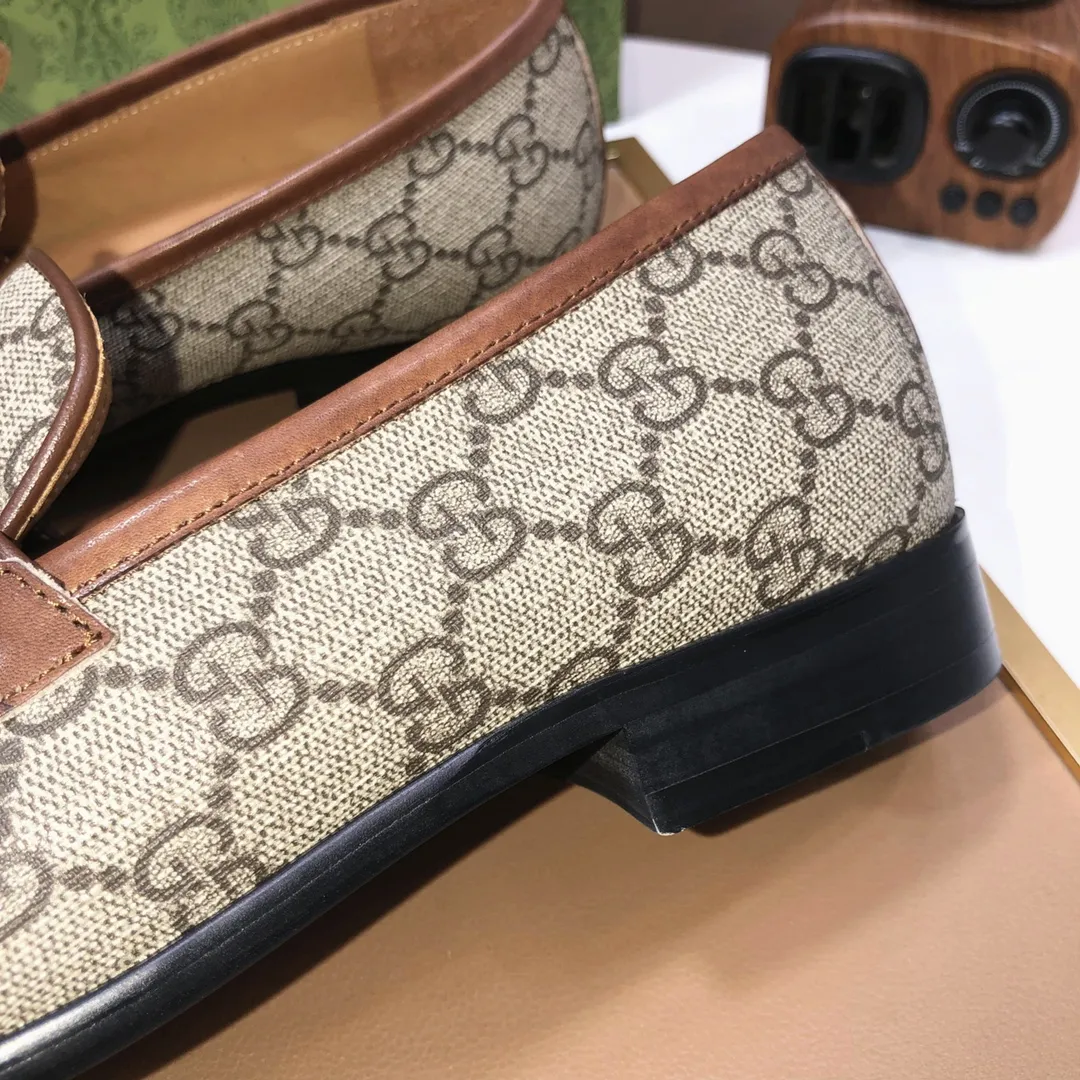 Men's shoes💰500💰Italy's top luxury men's shoe giant (GUCCI) (Gucci) (full cowhide lining) new arrival🍃Original European style🔰 Pleasant to the eye😍In order to make the shoes more durable and non-deformable🌀The production continues to follow traditional methods but there is still no lack of innovation💪Choose original sheepskin for the leather♻️ Smooth and natural And extra bright ⭐Made of imported cowhide, the first choice of rich people 38-45 (45 customized)